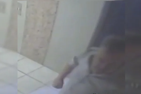 Vídeo novo mostra empresário espancando mulher dentro e fora de elevador