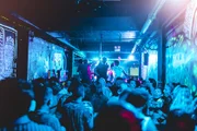A balada ocorrerá em dois lugares ao mesmo tempo, interligados por um corredor “repleto de surpresas” A balada ocorrerá em dois lugares ao mesmo tempo, interligados por um corredor “repleto de surpresas”