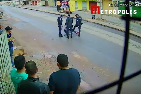 Polícia Militar agride um homem negro durante abordagem em Planaltina-DF, neste domingo (13/11), com tapas, soco, chute e joelhada. Os militares chegaram a jogar a vítima no chão durante os minutos de violência