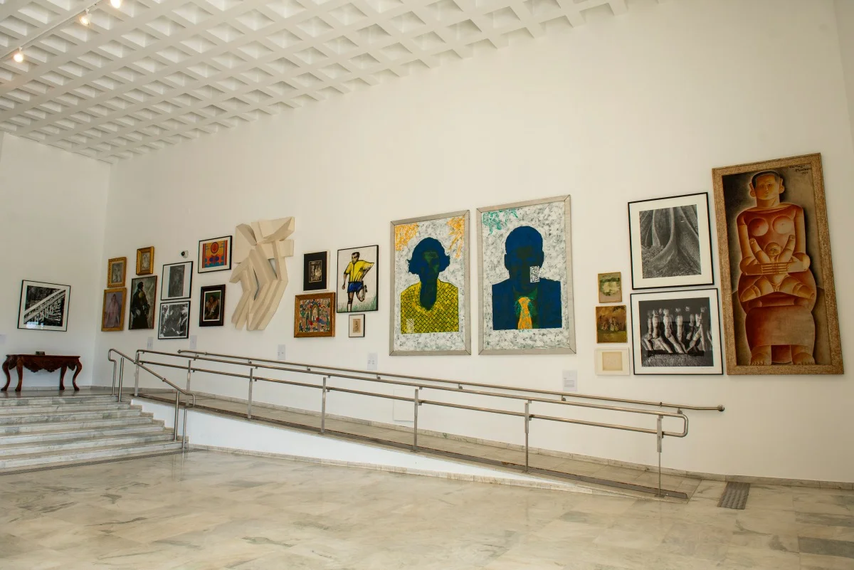 No centro, as telas de Casal Brasileiro, de Alex Flemming, entre outras obras No centro, as telas de Casal Brasileiro, de Alex Flemming, entre outras obras