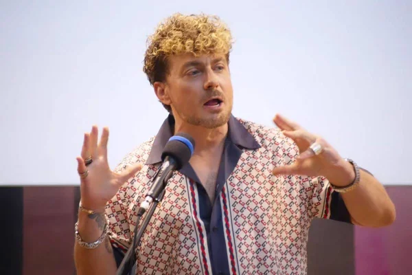 Imagem colorida do ator Paul Danan - Metrópoles