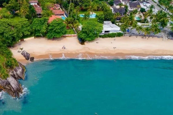 Imagem colorida mostra praia em São Sebastião, no litoral paulista - Metrópoles