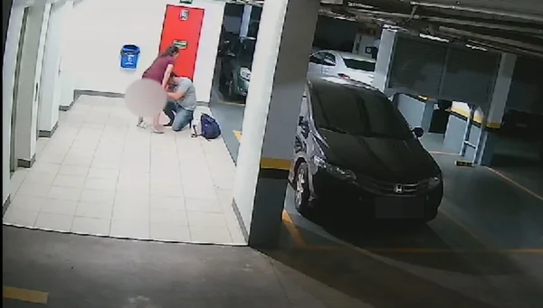 Imagem colorida de uma mulher tendo bebê na garagem de um prédio - Metrópoles