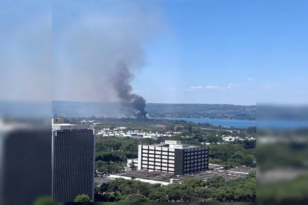 Fumaça densa de incêndio perto do Ibama chama atenção na Asa Norte