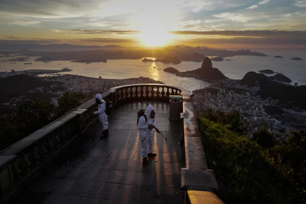 Ação conjunta de Exército e Marinha para desinfecção do Cristo Redentor