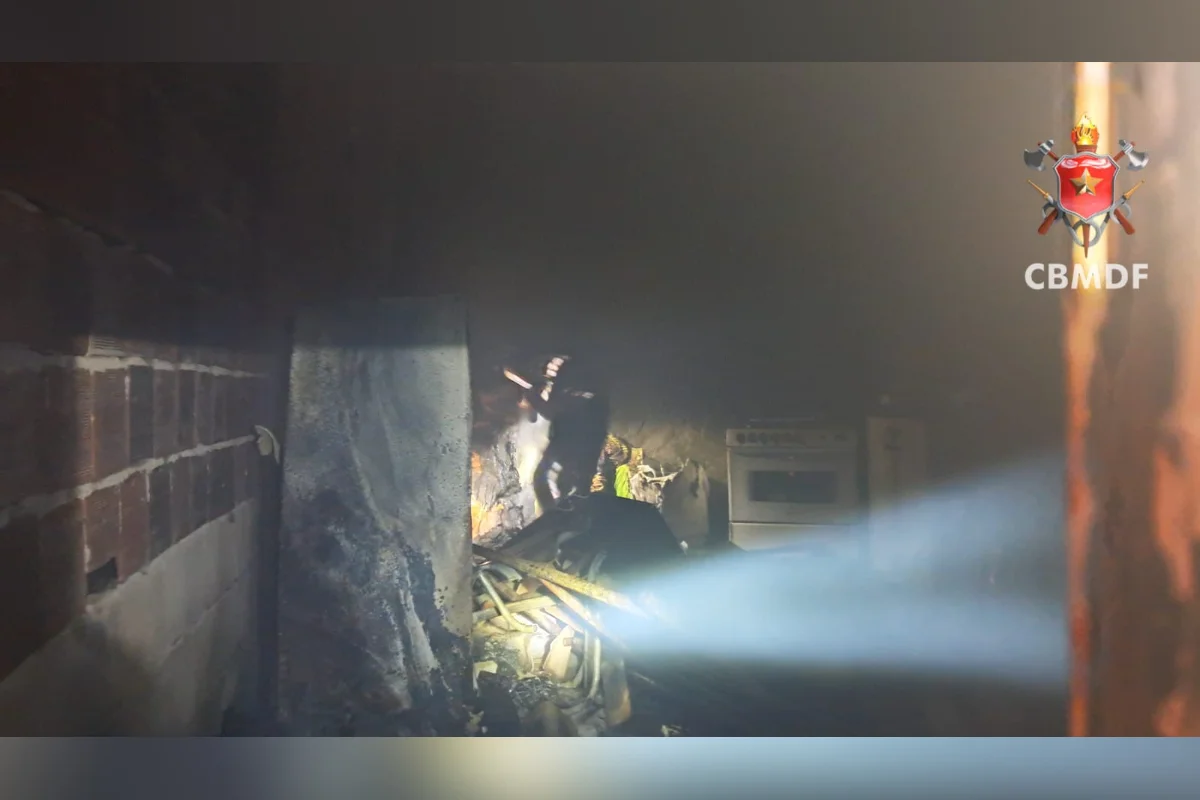 Duas linhas de mangueiras foram montadas para a extinção do incêndio, evitando que o fogo se alastrasse para as residências vizinhas. Duas linhas de mangueiras foram montadas para a extinção do incêndio, evitando que o fogo se alastrasse para as residências vizinhas.