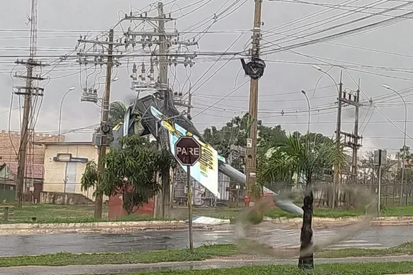 Vídeo: de cano estourado a poste caído, chuva provoca estragos no DF