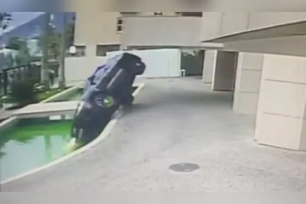 Carro cai em lago de condomínio de luxo, em Ipanema