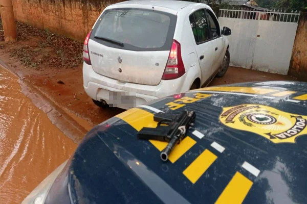 Viatura da PRF para atrás de carro branco