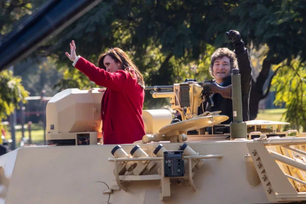 President da Argentina Javier Milei e a vice Victoria Villarruel em tanque de guerra