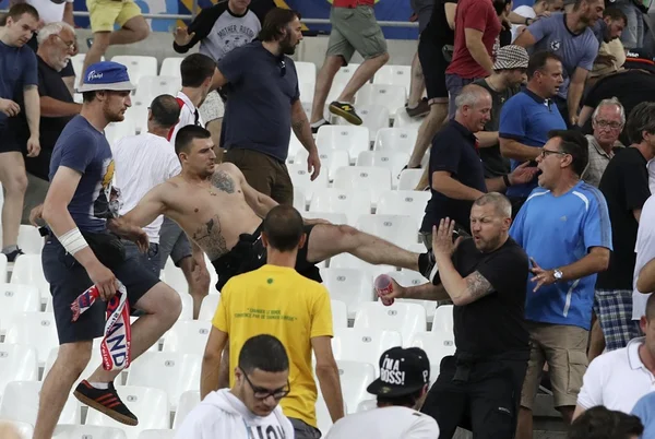 Hooligans russos prometem “festival da violência” durante Copa