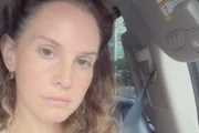Lana Del Rey posa séria para as redes sociais Lana Del Rey posa séria para as redes sociais