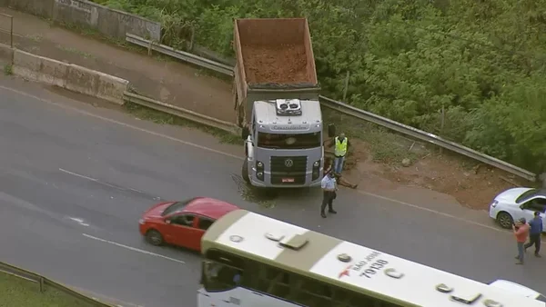 Acidente com caminhão na Avenida Elmo Serejo, em Taguatinga