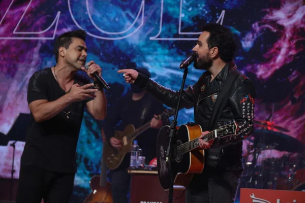 Após cantarem no Domingão do Faustão, Zezé Di Camargo e Luciano lançam 1 Hora e Meia
