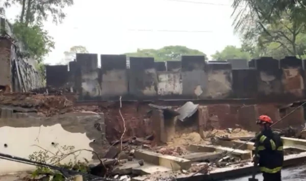foto colorida de muro do Cemitério do Araçá que desabou com a força da chuva - Metrópoles