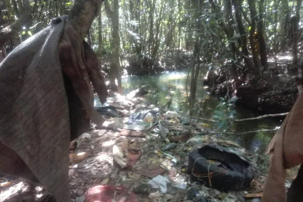 Na raça e na coragem: feirante recolheu 650kg de lixo de rio do DF