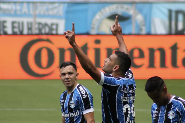 Com 2 de Diego Souza, Grêmio bate Cuiabá e vai à semi da Copa do Brasil