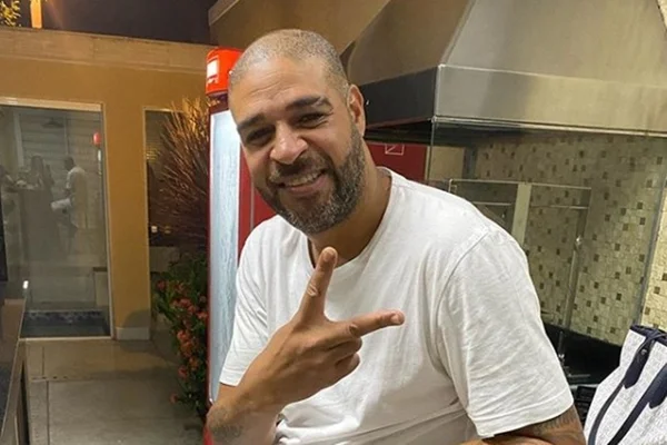 “Na pista pra negócio”: Adriano Imperador anuncia estar solteiro novamente