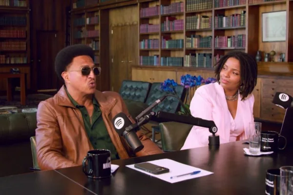 Mano Brown e Semayat Oliveira durante entrevista do presidente Luiz Inácio Lula da Silva ao podcast Mano a Mano