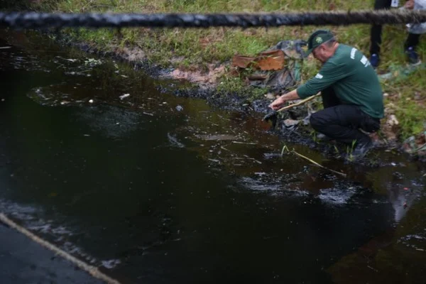 Empresa é notificada por vazar 30ton de produto químico no Rio Negro