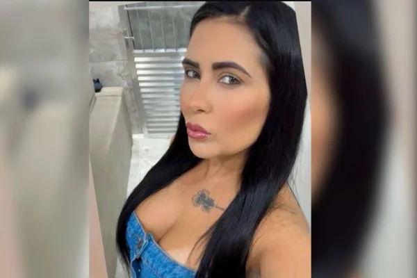 Imagens coloridas mostram mulher branca, cabelos lisos e negros, com tatuagem no colo, decote e vestindo top azul