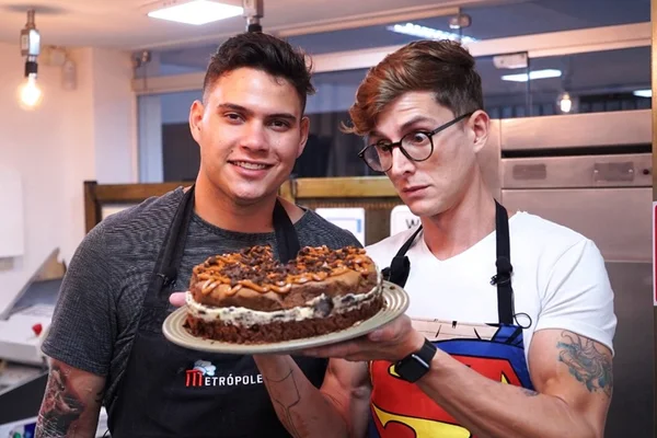 Cozinha de Solteiro de Páscoa: bolo une brownie, fudge e cookies