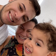 João Gustavo, Léo e Dona Ruth posam juntos e sorridentes