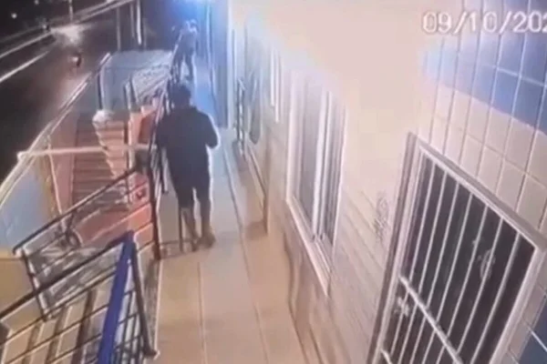 Imagem colorida mostra homem minutos antes de de ser morto a tiros em SC - Metrópoles