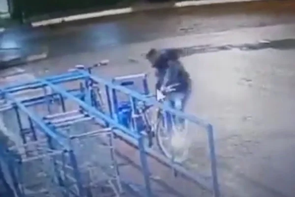 Veja ladrão agindo em pouco segundos e furtando bicicletas no DF
