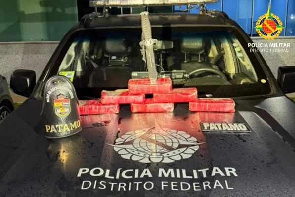 Tabletes em cima de um capô
