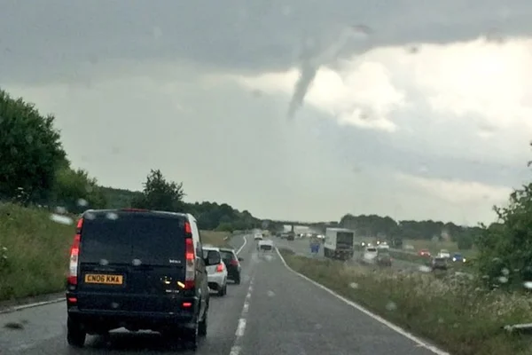 Pequeno tornado atinge cidade na Inglaterra