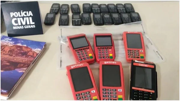 foto colorida de celulares e maquinas de cartão de crédito em cima de uma mesa