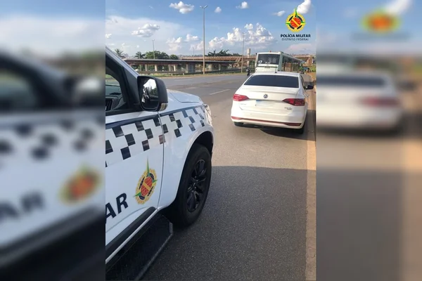 Imagem colorida mostra carro interceptado pela PMDF