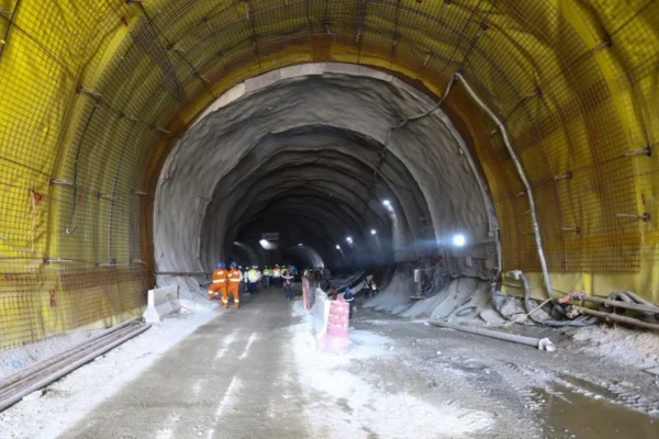 Imagem colorida mostra estação da Linha 6 em obras. Empresa teria pago propina na Espanha - Metrópoles