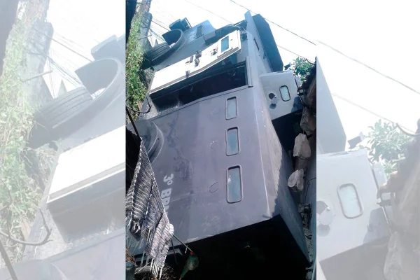 Caveirão tombou e caiu no quintal de uma casa do Morro do Urubu, em Piedade, na zona norte