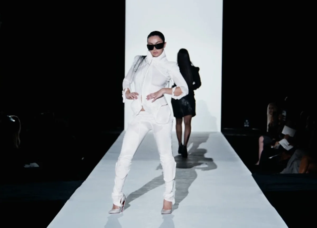Charli faz referência ao desfile da Gucci no Milan Fashion Week Charli faz referência ao desfile da Gucci no Milan Fashion Week