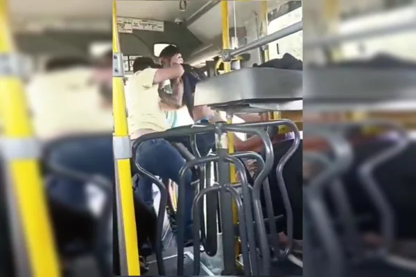 Homens trocam porradas por assento em busão no DF