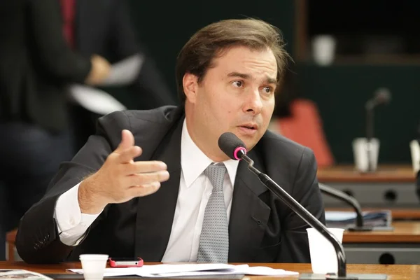 Rodrigo Maia classifica como “grave” relato de ameaça a Fachin