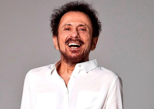 Tom Zé de camisa branca sorrindo