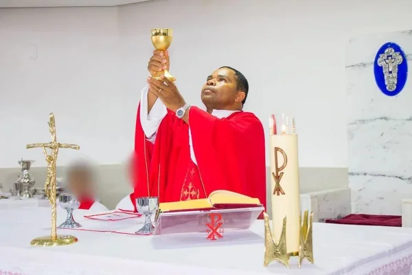 Padre preso por estupro foi citado por sacerdote excomungado do DF