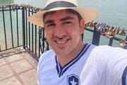 O humorista Marcelo Adnet participou de quadro na CazéTV