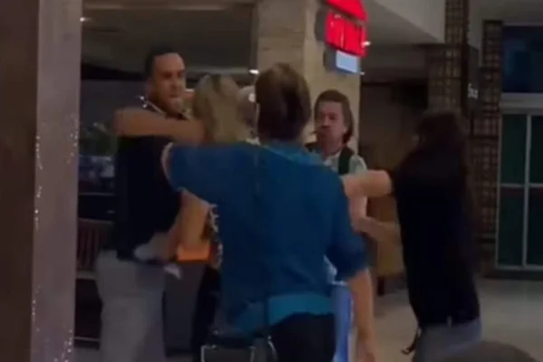 Clientes trocam soco em shopping/Metrópoles