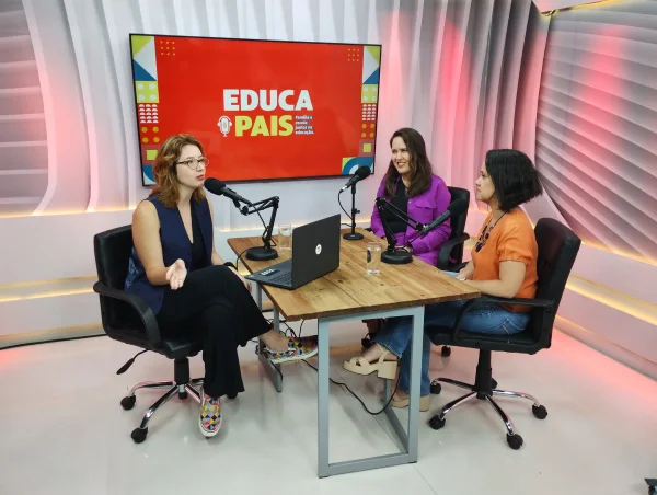 Foto colorida da gravação do sexto episódio do videocast EducaPais - Metrópoles