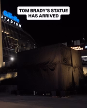 Estátua do Tom Brady posicionada no Gilette Stadium antes da inauguração