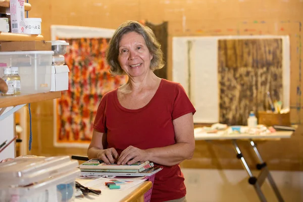 Helena Lopes: a exaustão do metal e a reinvenção da pintura