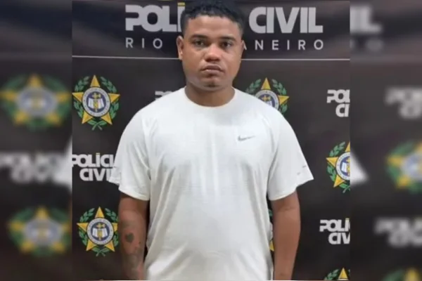 Cocão, traficante do TCP, é preso no Aeroporto do Galeão ao chegar de Dubai - destaque galeria Cocão, traficante do TCP, é preso no Aeroporto do Galeão ao chegar de Dubai - destaque galeria