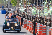 O presidente Luiz Inácio Lula da Silva (PT) passando em revista às tropas a bordo do tradicional Rolls Royce