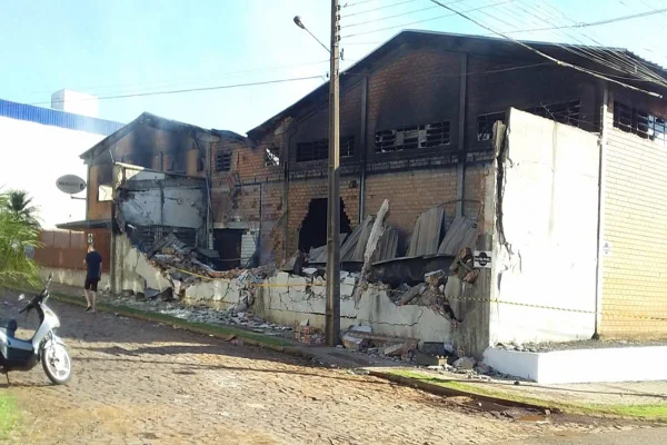 Incêndio em fábrica de móveis de Chapecó (SC) dura mais de 11 horas