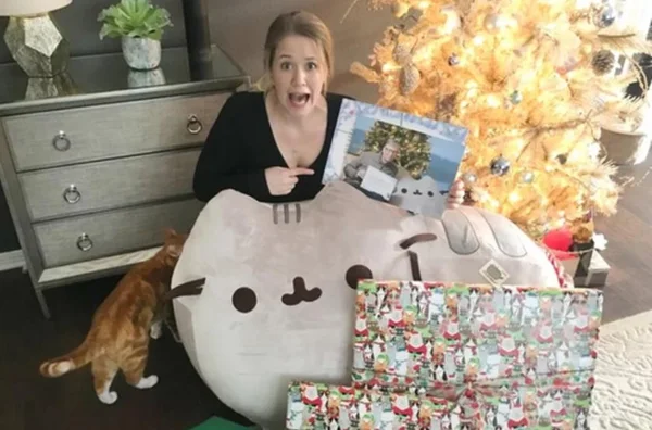 Mulher ganha dezenas de presentes de Bill Gates no amigo-secreto