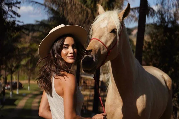 Camila Coelho realiza sonho e constrói haras em Minas Gerais